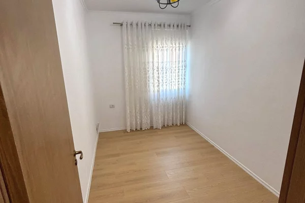 Shtepi ne shitje Apartament ne Tirane, 2+1, Mobilimi Bosh, pa mobiluar, Pagesa 13,500,000  Leke.