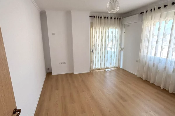 Shtepi ne shitje Apartament ne Tirane, 2+1, Mobilimi Bosh, pa mobiluar, Pagesa 13,500,000  Leke.