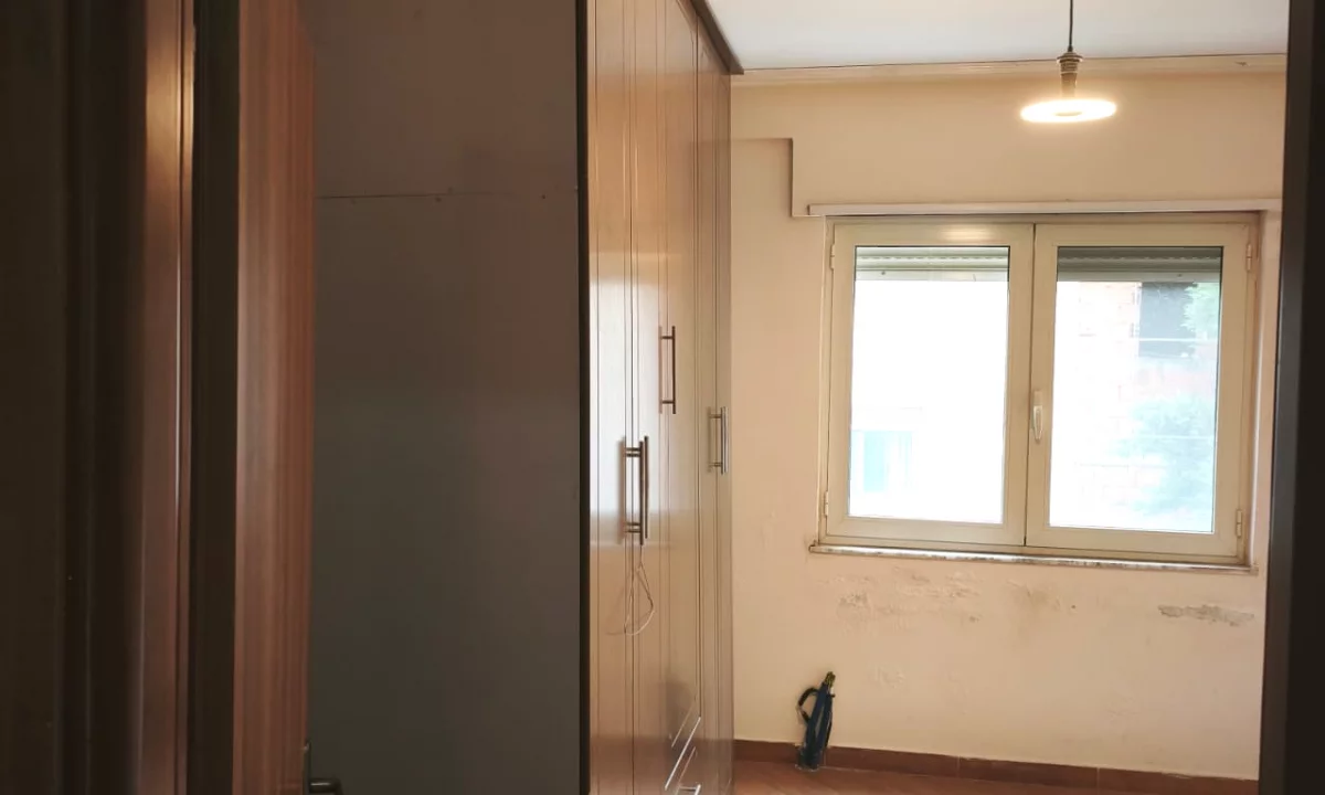 Shtepi ne shitje Apartament ne Tirane, 2+1, Mobilimi Bosh, pa mobiluar, Pagesa 150,000  Euro.