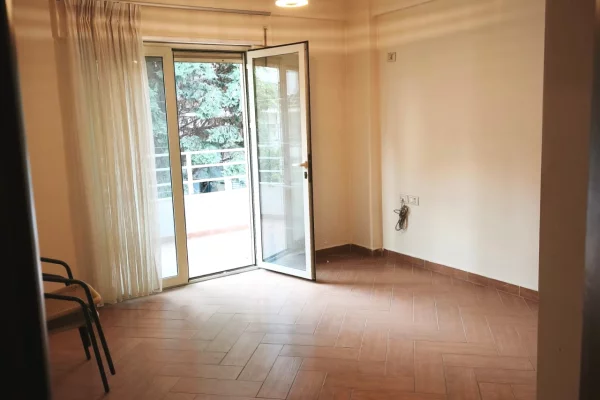 Shtepi ne shitje Apartament ne Tirane, 2+1, Mobilimi Bosh, pa mobiluar, Pagesa 150,000  Euro.