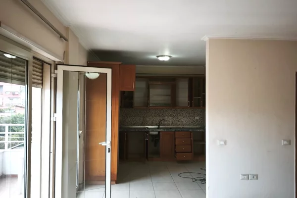 Shtepi ne shitje Apartament ne Tirane, 2+1, Mobilimi Bosh, pa mobiluar, Pagesa 150,000  Euro.