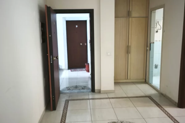 Shtepi ne shitje Apartament ne Tirane, 2+1, Mobilimi Bosh, pa mobiluar, Pagesa 150,000  Euro.