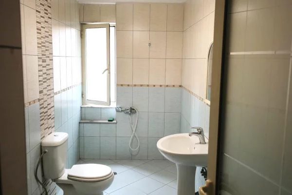 Shtepi ne shitje Apartament ne Tirane, 2+1, Mobilimi Bosh, pa mobiluar, Pagesa 150,000  Euro.