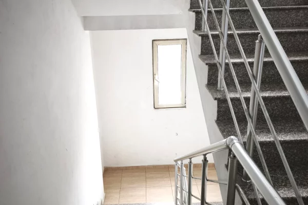 Shtepi ne shitje Apartament ne Tirane, 2+1, Mobilimi Bosh, pa mobiluar, Pagesa 150,000  Euro.