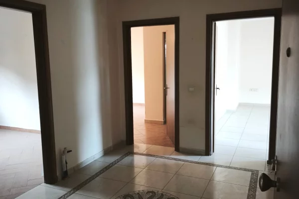 Shtepi ne shitje Apartament ne Tirane, 2+1, Mobilimi Bosh, pa mobiluar, Pagesa 150,000  Euro.