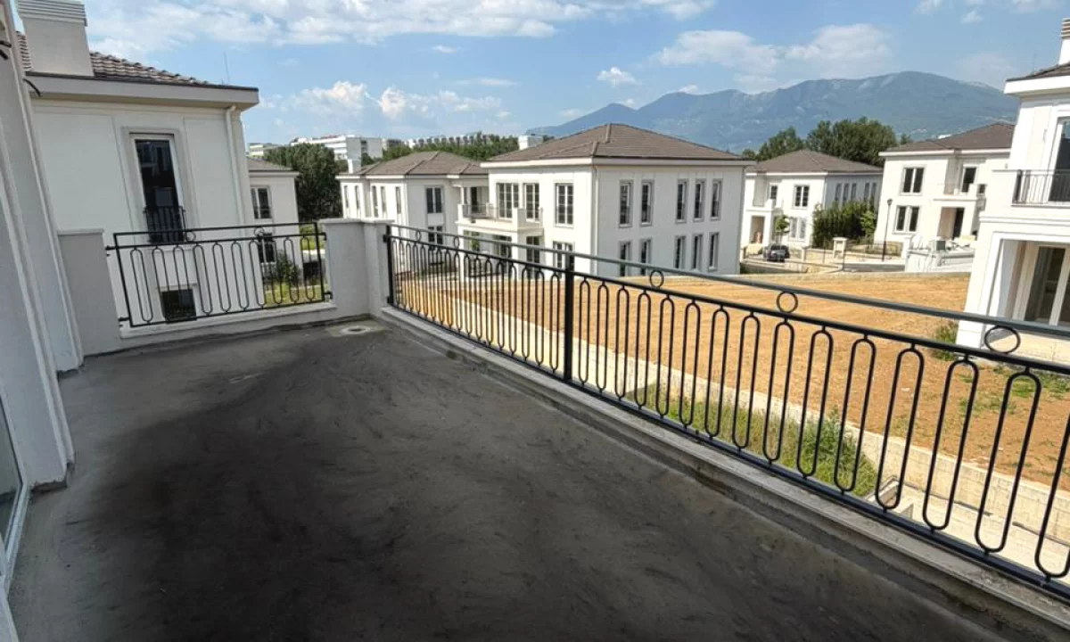 Shtepi ne shitje Vila Luksoze ne Tirane, 4+1, Mobilimi Bosh, pa mobiluar, Pagesa 1,400,000  Euro.