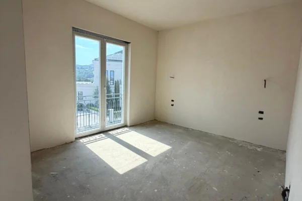 Shtepi ne shitje Vila Luksoze ne Tirane, 4+1, Mobilimi Bosh, pa mobiluar, Pagesa 1,400,000  Euro.
