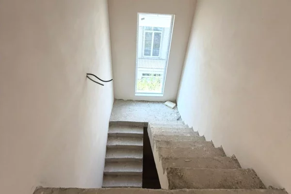 Shtepi ne shitje Vila Luksoze ne Tirane, 4+1, Mobilimi Bosh, pa mobiluar, Pagesa 1,400,000  Euro.
