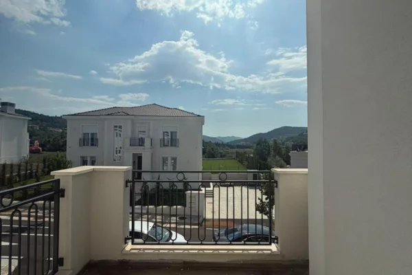 Shtepi ne shitje Vila Luksoze ne Tirane, 4+1, Mobilimi Bosh, pa mobiluar, Pagesa 1,400,000  Euro.