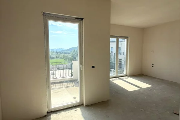 Shtepi ne shitje Vila Luksoze ne Tirane, 4+1, Mobilimi Bosh, pa mobiluar, Pagesa 1,400,000  Euro.