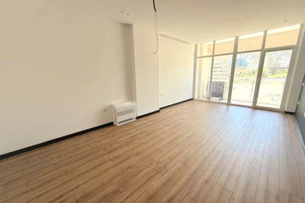 Ambient biznesi me qera 3+1 ne Tirane - 65,000 Leke
