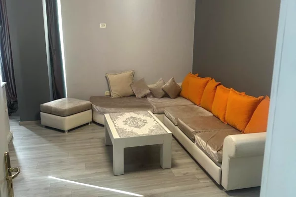Shtepi me qera Apartament ne Tirane, 2+1, Mobilimi E mobiluar, Pagesa 65,000  Leke.