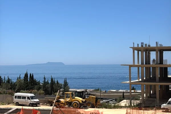 Shtepi ne shitje Apartament ne Himare, 2+1, Mobilimi Bosh, pa mobiluar, Pagesa 300,000  Euro.