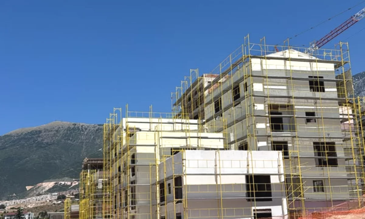 Shtepi ne shitje Apartament ne Himare, 2+1, Mobilimi Bosh, pa mobiluar, Pagesa 300,000  Euro.