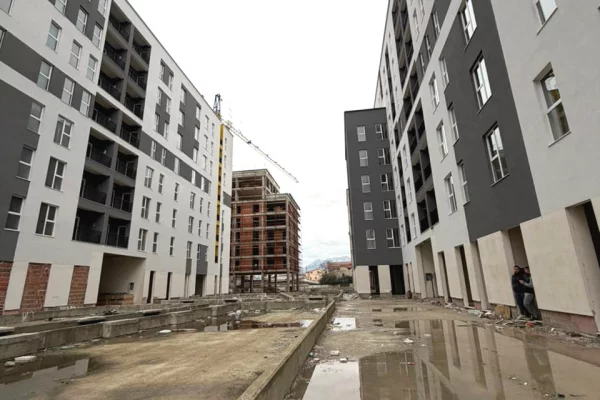 Shtepi ne shitje Apartament ne Tirane, 2+1, Mobilimi Bosh, pa mobiluar, Pagesa 126,600  Euro.