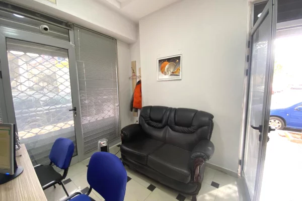 Ambient biznesi me qera 3+1 ne Tirane - 35,000 Leke