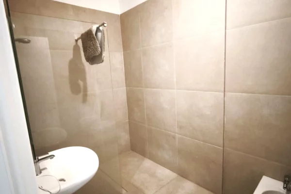 Shtepi me qera Apartament ne Tirane, 2+1, Mobilimi E mobiluar, Pagesa 550  Euro.