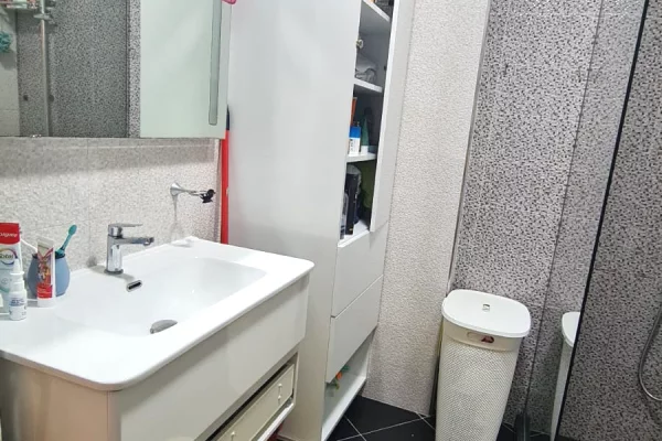 Shtepi ne shitje Apartament ne Tirane, 2+1, Mobilimi E mobiluar, Pagesa 25,000,000  Leke.