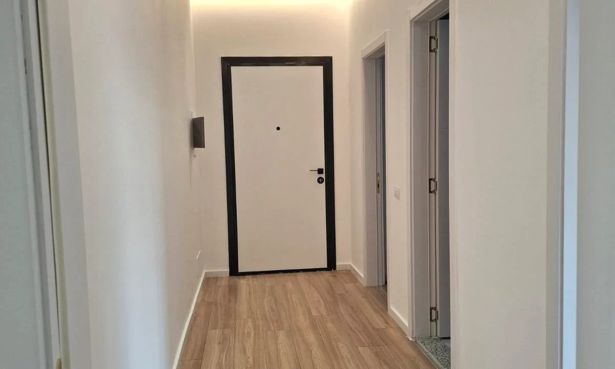 Shtepi ne shitje Apartament ne Tirane, 2+1, Mobilimi Pjeserisht e mobiluar, Pagesa 137,637  Euro.