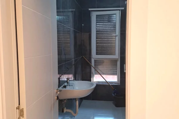 Shtepi ne shitje Apartament ne Tirane, 2+1, Mobilimi Pjeserisht e mobiluar, Pagesa 137,637  Euro.