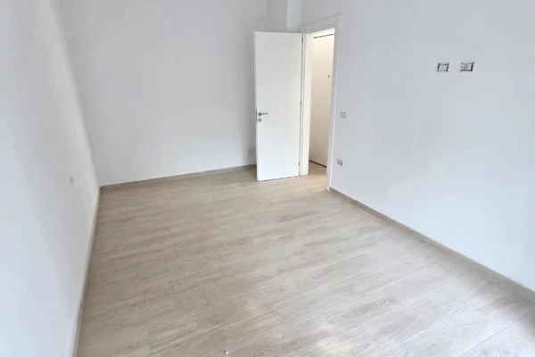 Shtepi ne shitje Apartament ne Lezhe, 1+1, Mobilimi Bosh, pa mobiluar, Pagesa 133,000  Euro.