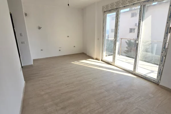 Shtepi ne shitje Apartament ne Lezhe, 1+1, Mobilimi Bosh, pa mobiluar, Pagesa 133,000  Euro.
