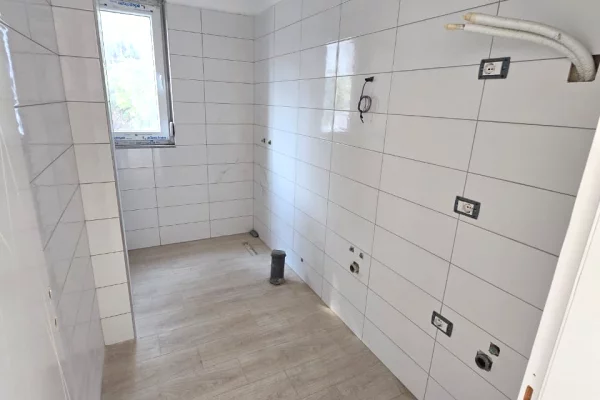 Shtepi ne shitje Apartament ne Lezhe, 1+1, Mobilimi Bosh, pa mobiluar, Pagesa 133,000  Euro.