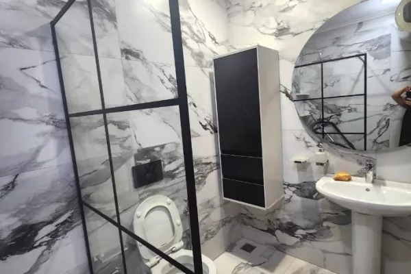 Shtepi me qera Apartament ne Tirane, 2+1, Mobilimi E mobiluar, Pagesa 80,000  Leke.