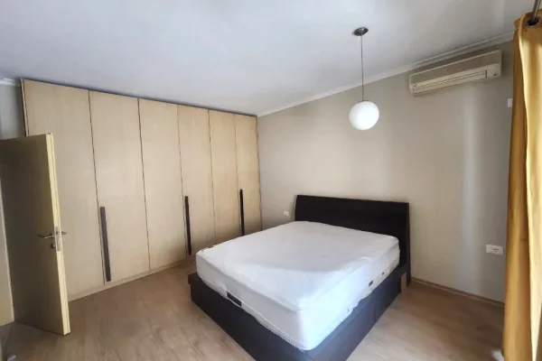 Shtepi me qera Apartament ne Tirane, 2+1, Mobilimi E mobiluar, Pagesa 80,000  Leke.