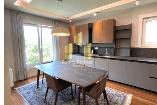 Shtepi me qera Apartament ne Tirane, 3+1, Mobilimi E mobiluar, Pagesa 2,500  Euro.