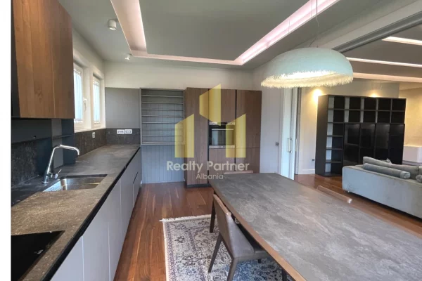 Shtepi me qera Apartament ne Tirane, 3+1, Mobilimi E mobiluar, Pagesa 2,500  Euro.