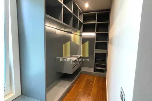 Shtepi me qera Apartament ne Tirane, 3+1, Mobilimi E mobiluar, Pagesa 2,500  Euro.