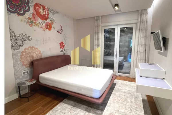 Shtepi me qera Apartament ne Tirane, 3+1, Mobilimi E mobiluar, Pagesa 2,500  Euro.