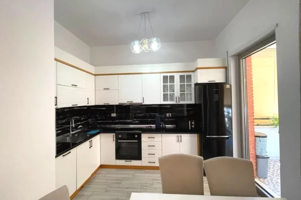 Shtepi me qera Apartament ne Tirane, 2+1, Mobilimi E mobiluar, Pagesa 110,000  Leke.