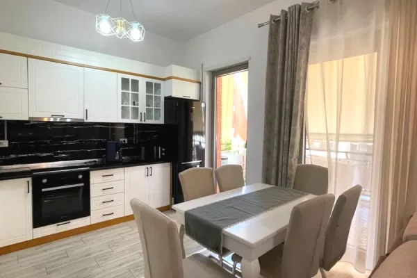 Shtepi me qera Apartament ne Tirane, 2+1, Mobilimi E mobiluar, Pagesa 110,000  Leke.