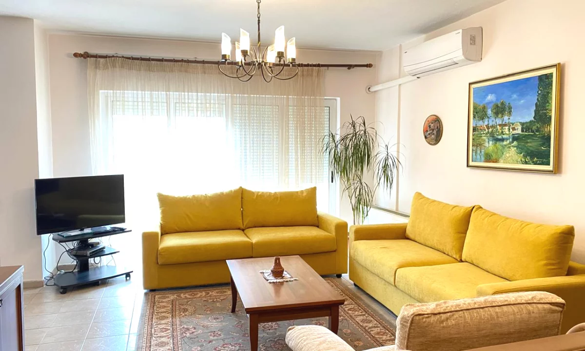 Shtepi me qera Duplex(shtepi me 2 kate) ne Tirane, 3+1, Mobilimi E mobiluar, Pagesa 135,000  Leke.