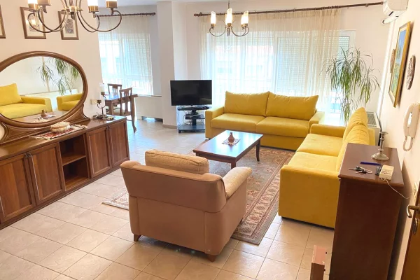 Shtepi me qera Duplex(shtepi me 2 kate) ne Tirane, 3+1, Mobilimi E mobiluar, Pagesa 135,000  Leke.