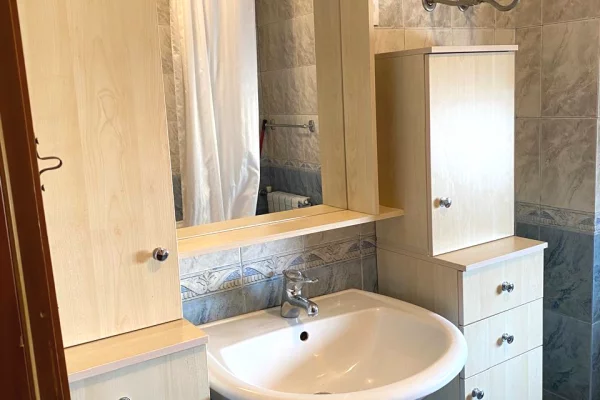 Shtepi me qera Duplex(shtepi me 2 kate) ne Tirane, 3+1, Mobilimi E mobiluar, Pagesa 135,000  Leke.