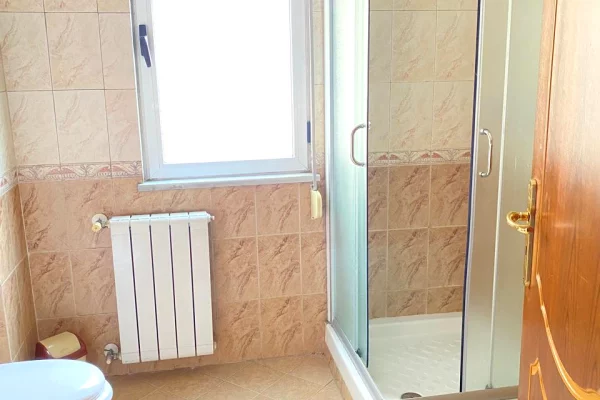 Shtepi me qera Duplex(shtepi me 2 kate) ne Tirane, 3+1, Mobilimi E mobiluar, Pagesa 135,000  Leke.