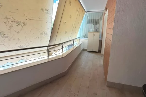Shtepi me qera Apartament ne Tirane, 3+1, Mobilimi E mobiluar, Pagesa 1,500  Euro.