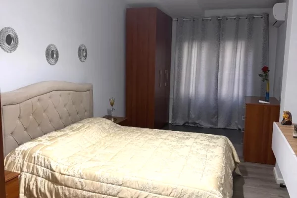 Shtepi me qera Apartament ne Tirane, 3+1, Mobilimi E mobiluar, Pagesa 1,500  Euro.