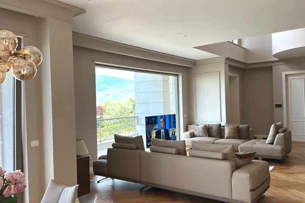 Shtepi me qera Vila Luksoze ne Tirane, 7+1, Mobilimi E mobiluar, Pagesa 10,000  Euro.