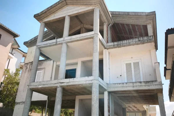 Shtepi ne shitje Shtepi Private ne Tirane, 3+1, Mobilimi Bosh, pa mobiluar, Pagesa 480,000  Euro.