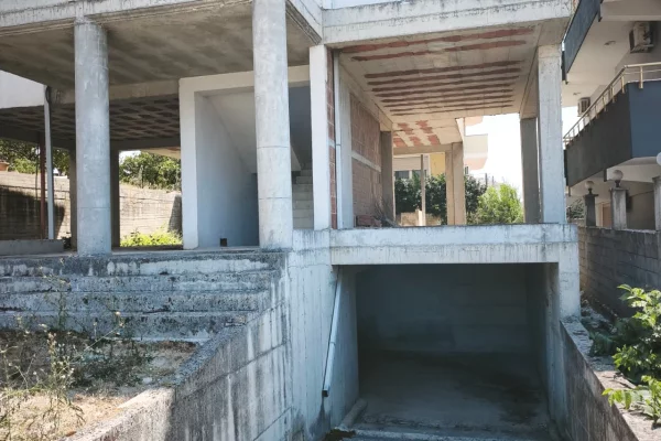 Shtepi ne shitje Shtepi Private ne Tirane, 3+1, Mobilimi Bosh, pa mobiluar, Pagesa 480,000  Euro.