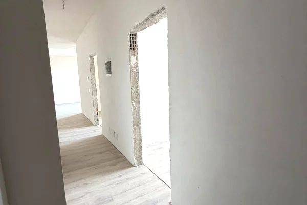 Shtepi ne shitje Apartament ne Tirane, 2+1, Mobilimi Bosh, pa mobiluar, Pagesa 167,000  Euro.