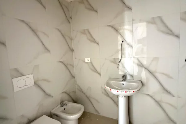 Shtepi ne shitje Apartament ne Tirane, 2+1, Mobilimi Bosh, pa mobiluar, Pagesa 167,000  Euro.