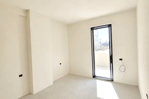 Shtepi ne shitje Apartament ne Tirane, 1+1, Mobilimi Bosh, pa mobiluar, Pagesa 124,670  Euro.