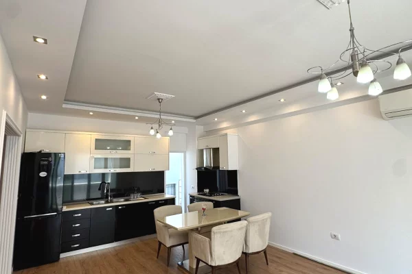 Shtepi ne shitje Apartament ne Tirane, 2+1, Mobilimi Pjeserisht e mobiluar, Pagesa 258,000  Euro.