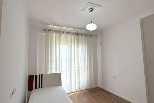 Shtepi ne shitje Apartament ne Tirane, 2+1, Mobilimi Pjeserisht e mobiluar, Pagesa 258,000  Euro.