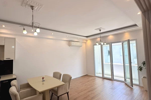 Shtepi ne shitje Apartament ne Tirane, 2+1, Mobilimi Pjeserisht e mobiluar, Pagesa 258,000  Euro.